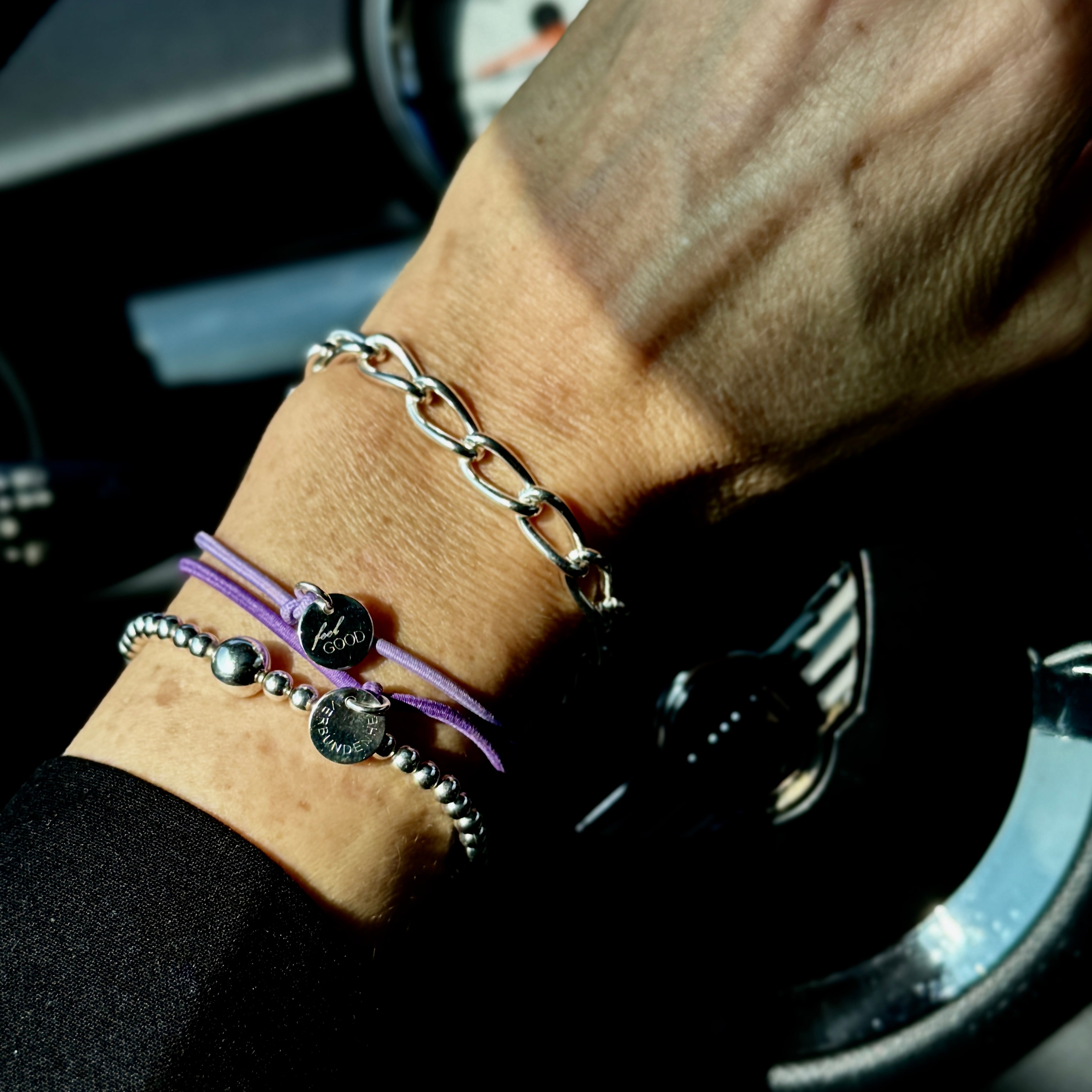 Farbiges Armband mit Bedeutung – Lila als Statement