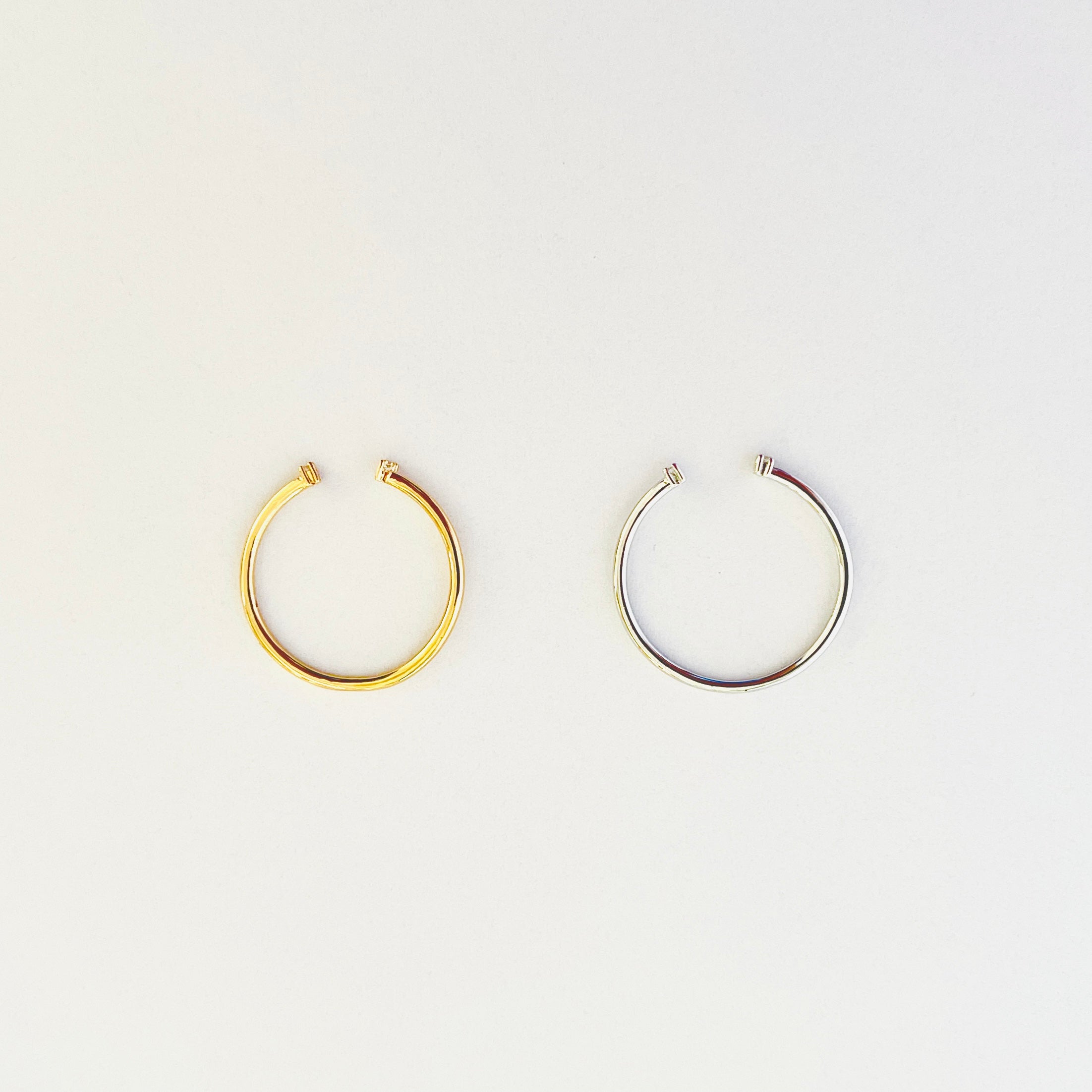 Offener, glatter Ring mit Steinchen