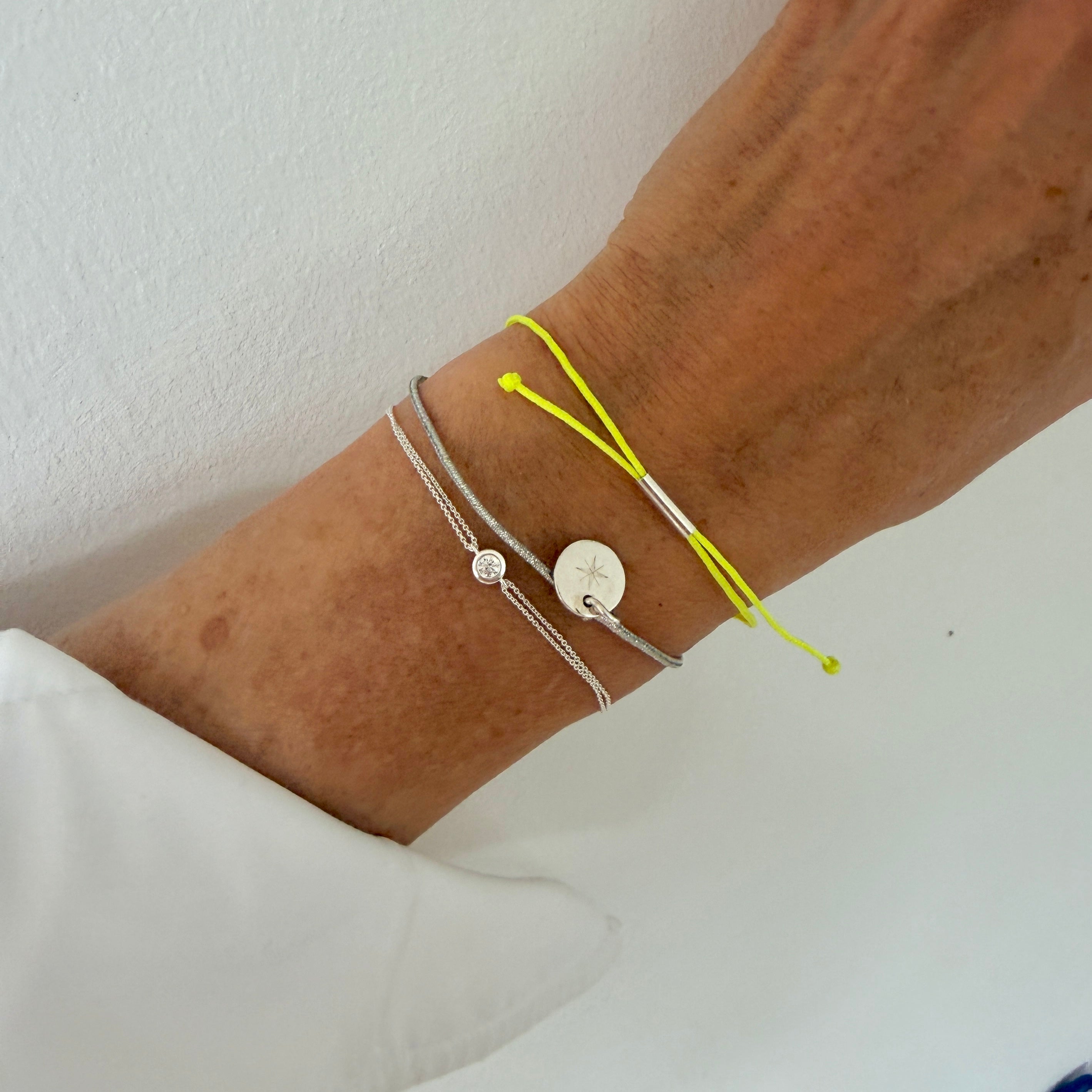 Feines Armband mit Glitzerstein // dezentes Funkeln mit zeitloser Eleganz