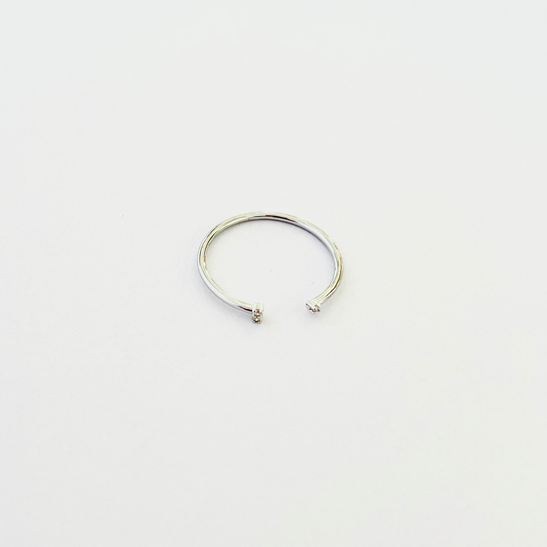 Offener, glatter Ring mit Steinchen