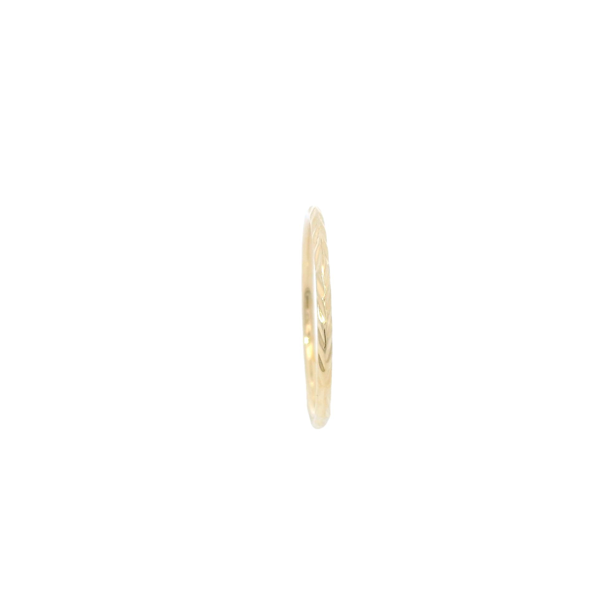 Structured, fine ring Tina