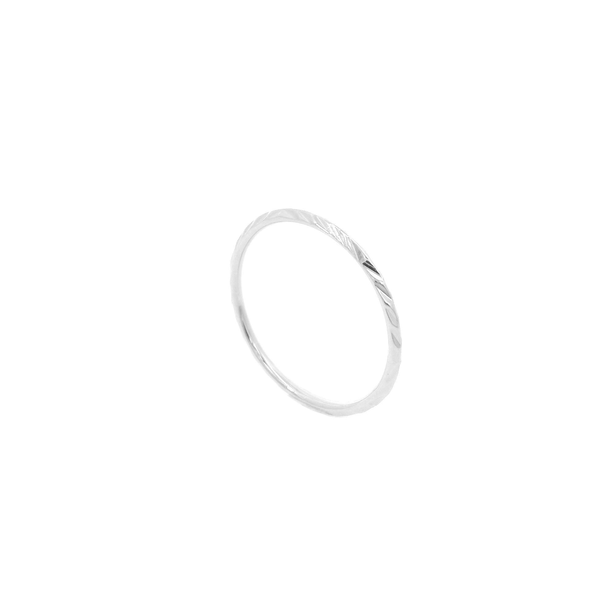 Structured, fine ring Tina