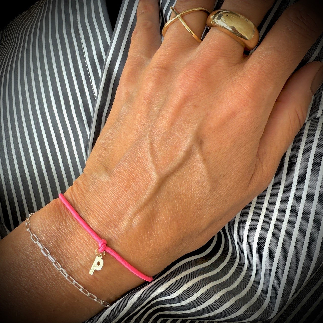 Dickes Nylon Armband mit Buchstaben Anhänger