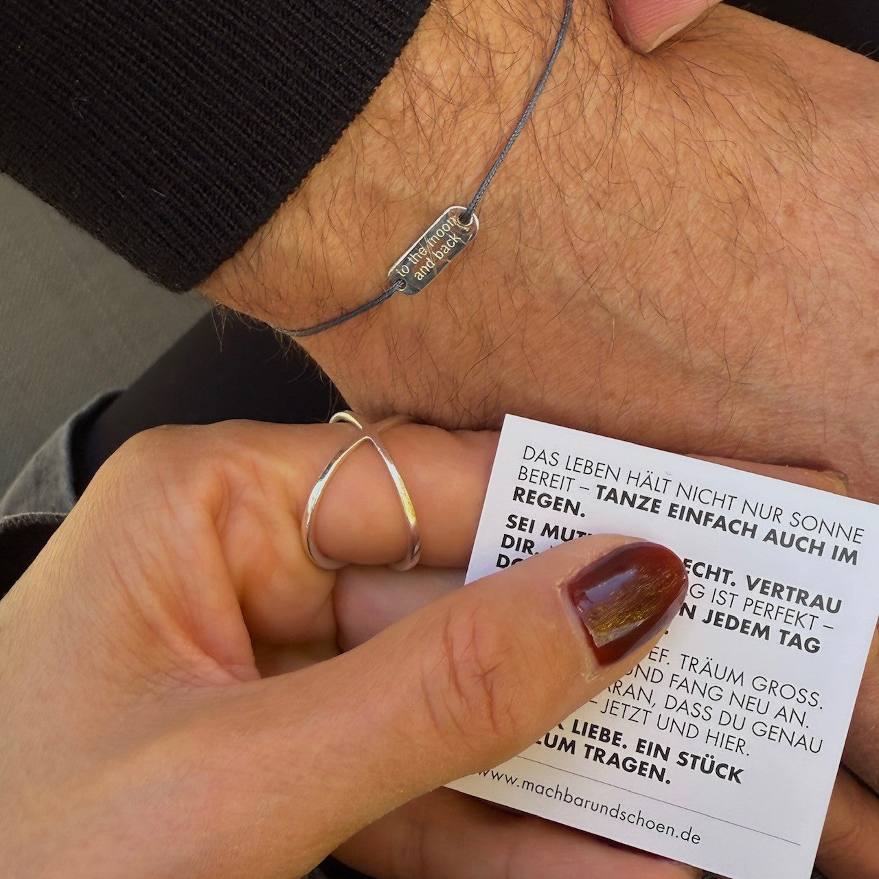 'Schön, dass es dich gibt' Armband mit eckiger Plakette und Karte, personalisiert